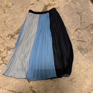 Elegant Colorblock Pleated Skirt